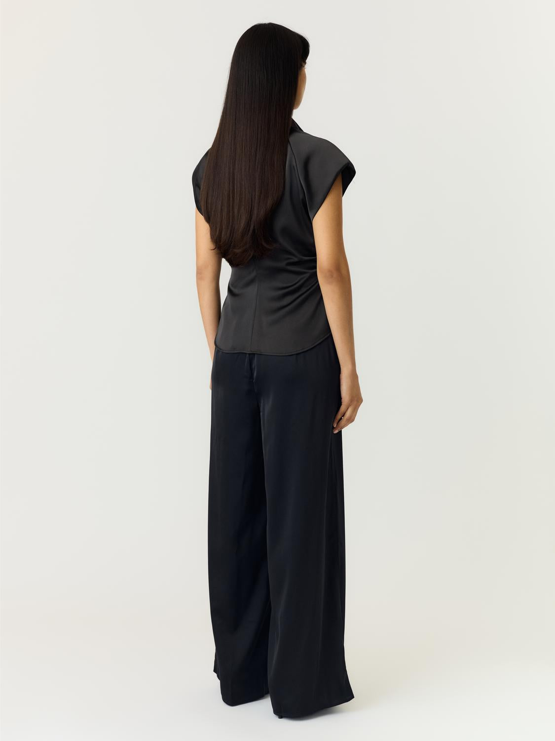 model_shot-back